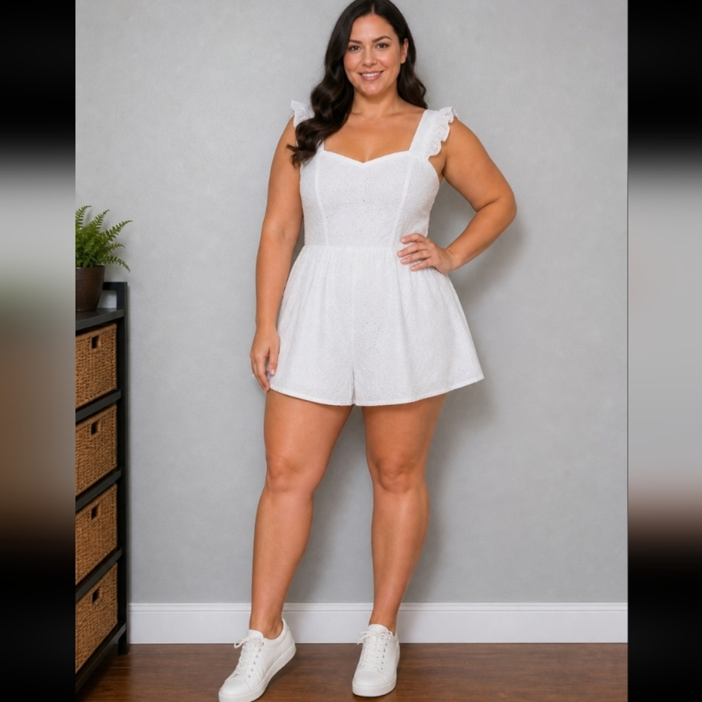 BLUE RAIN White Eyelet Shorts Romper Exposed Back Small